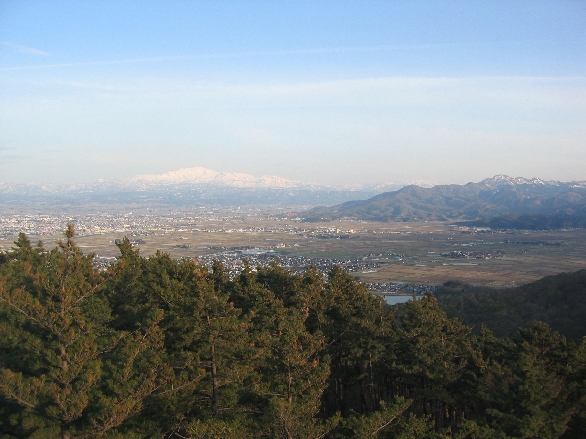 庄内平野 (Shonai Plains) — Photo by purivve, CC BY-SA 3.0 via Wikimedia Commons